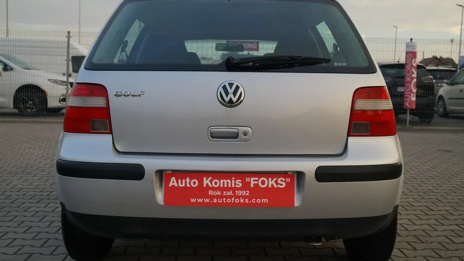 VOLKSWAGEN Golf -