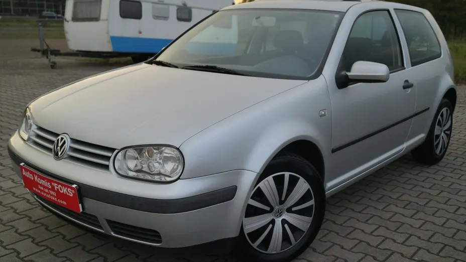 VOLKSWAGEN Golf -