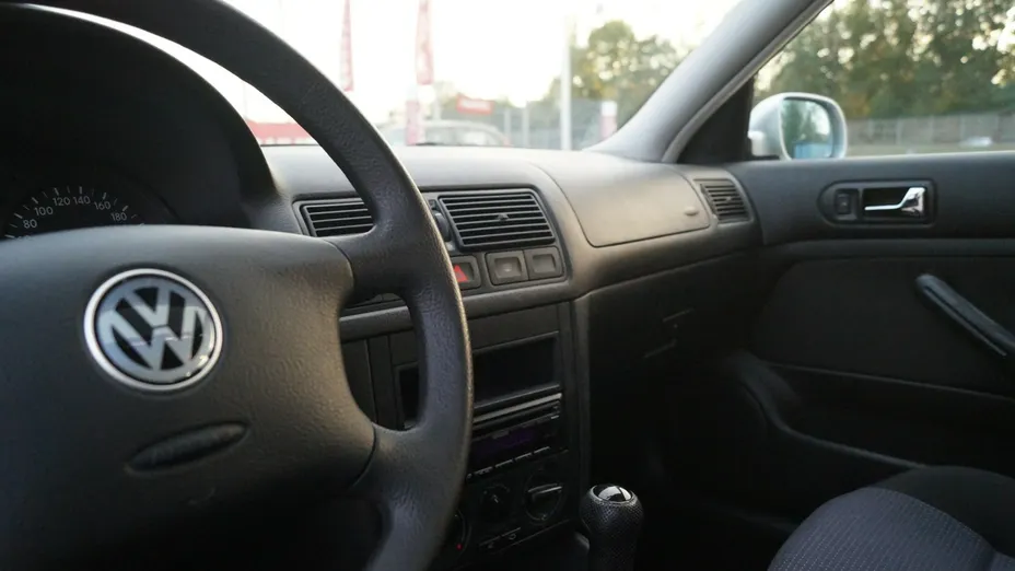 VOLKSWAGEN Golf -