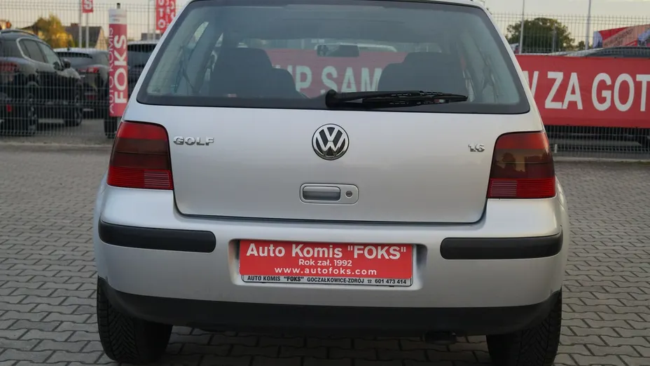 VOLKSWAGEN Golf -