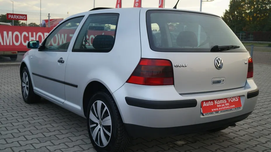 VOLKSWAGEN Golf -