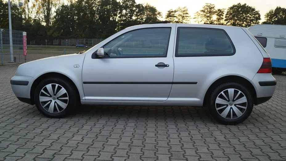 VOLKSWAGEN Golf -