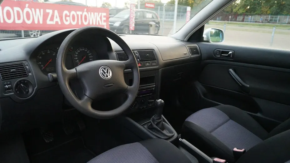 VOLKSWAGEN Golf -