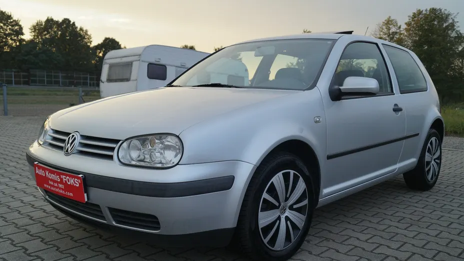 VOLKSWAGEN Golf -