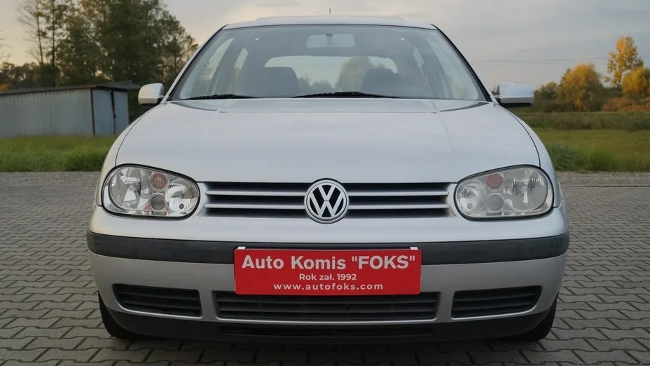 VOLKSWAGEN Golf -