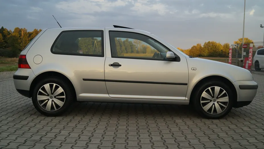 VOLKSWAGEN Golf -