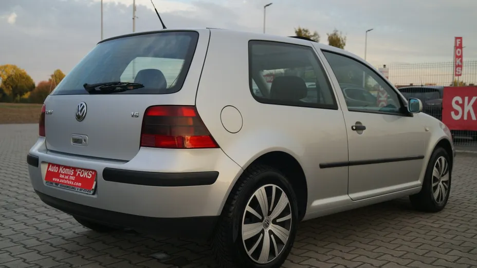 VOLKSWAGEN Golf -