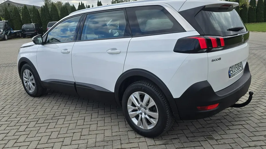PEUGEOT 5008 -