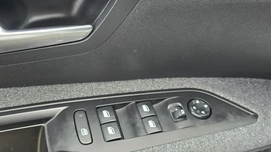 PEUGEOT 5008 -