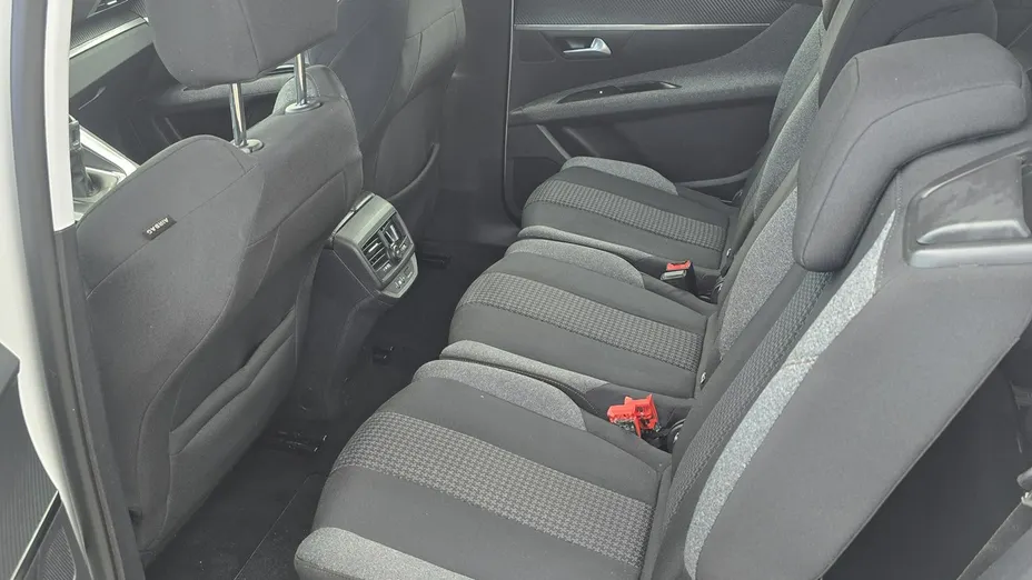 PEUGEOT 5008 -