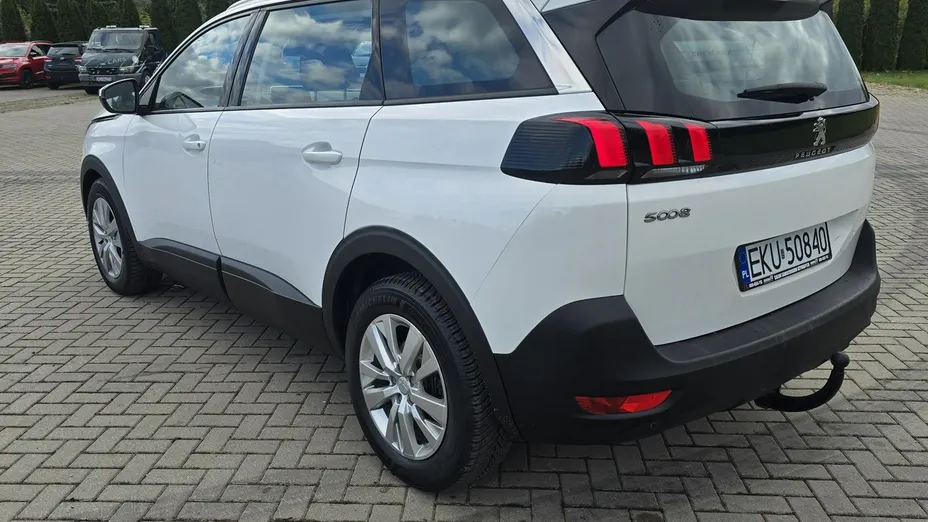 PEUGEOT 5008 -