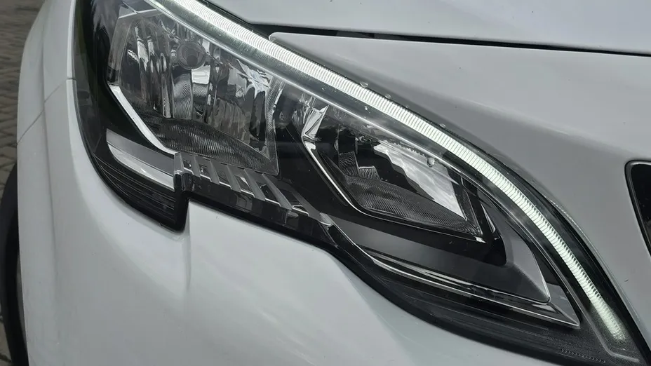 PEUGEOT 5008 -