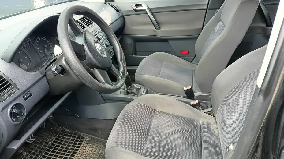 VOLKSWAGEN Polo -