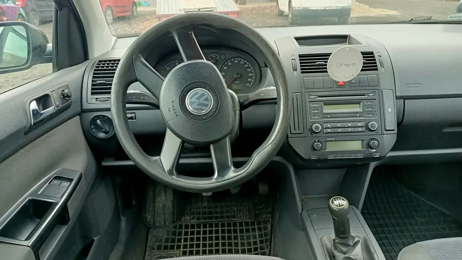 VOLKSWAGEN Polo -