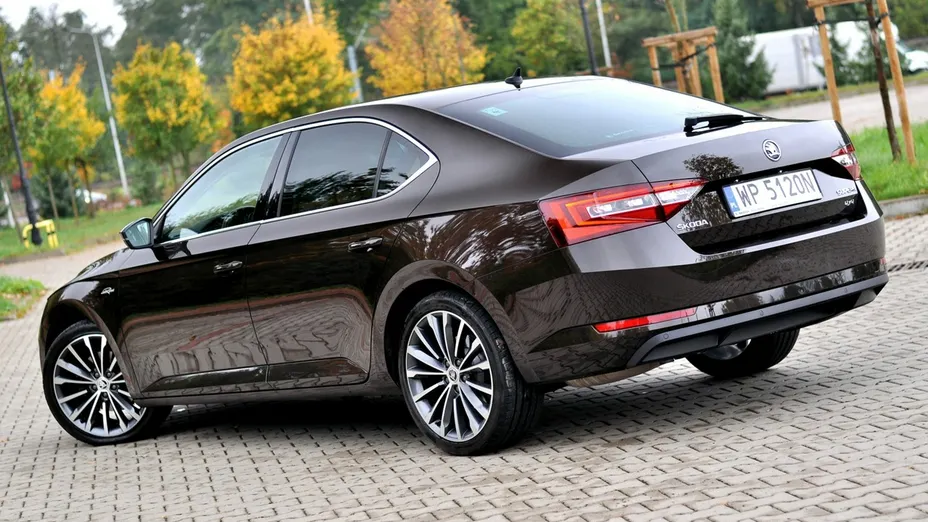 SKODA Superb -