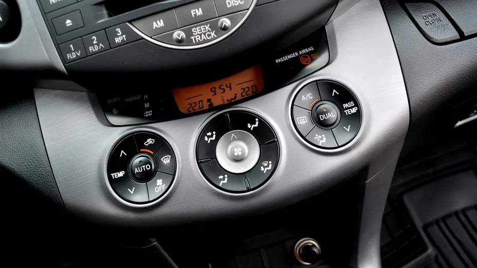 TOYOTA RAV4 -