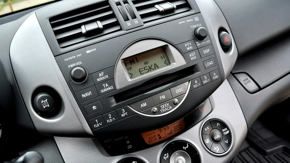 TOYOTA RAV4 -