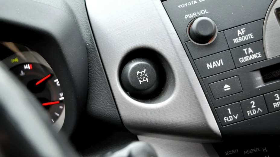 TOYOTA RAV4 -