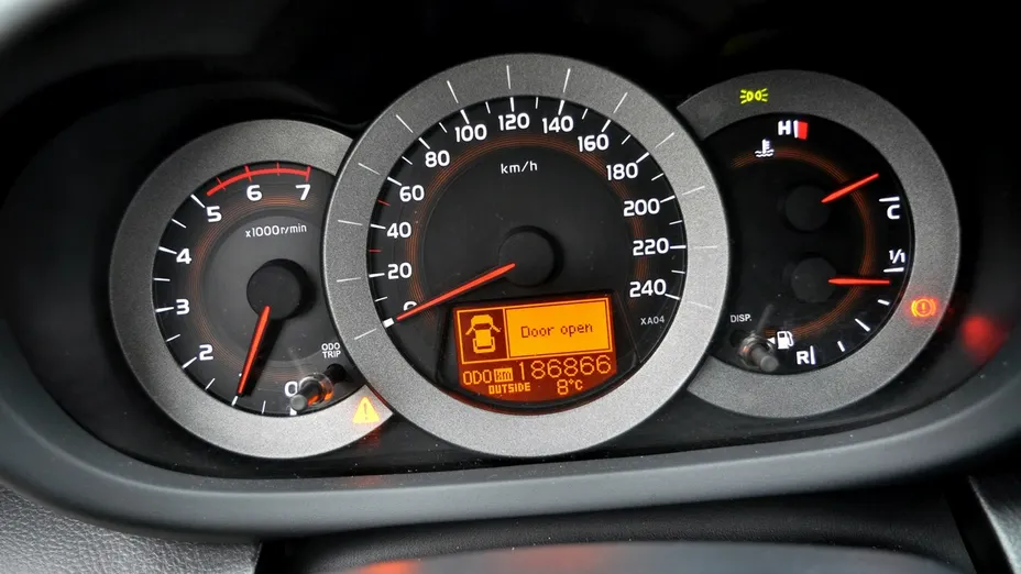 TOYOTA RAV4 -