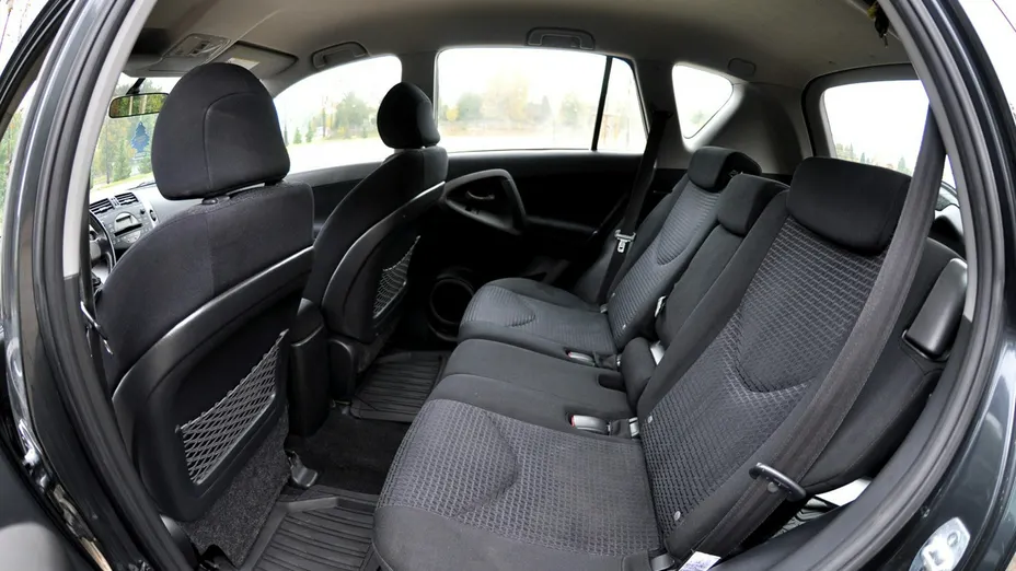 TOYOTA RAV4 -