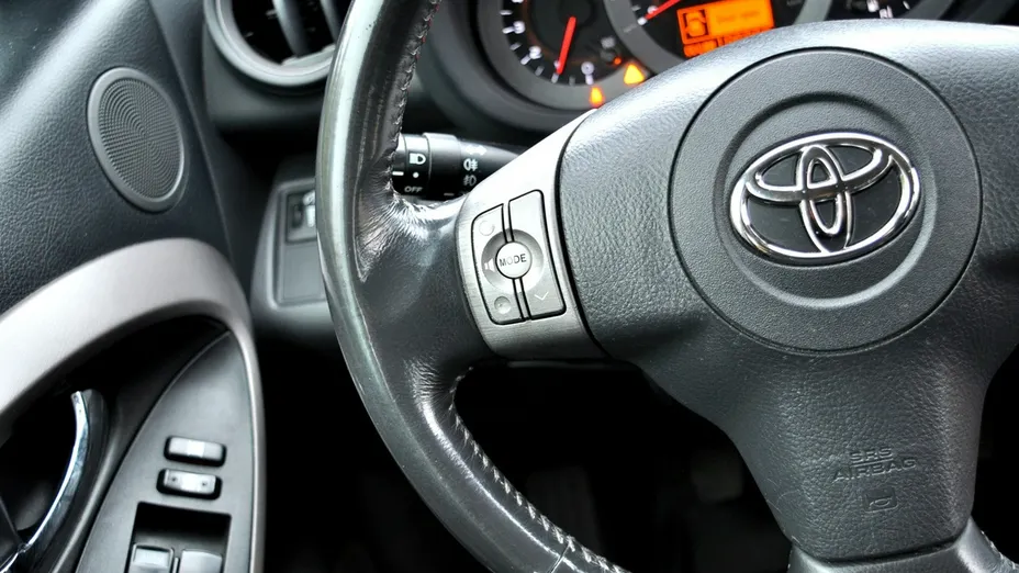 TOYOTA RAV4 -