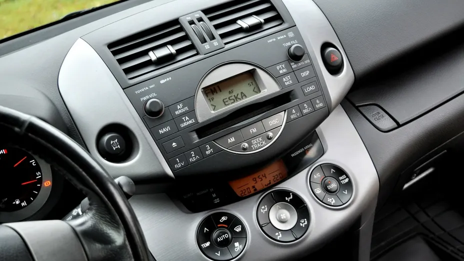 TOYOTA RAV4 -