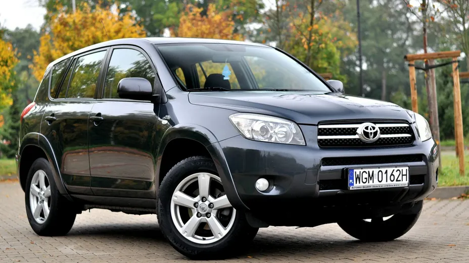 TOYOTA RAV4 -