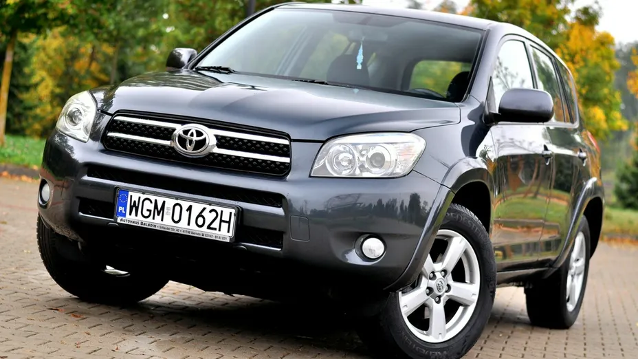 TOYOTA RAV4 -