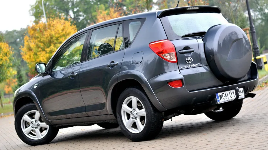 TOYOTA RAV4 -