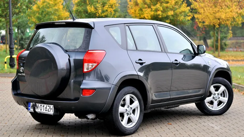 TOYOTA RAV4 -