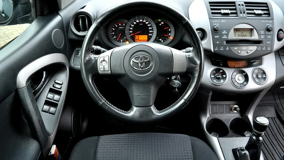 TOYOTA RAV4 -