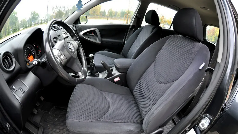 TOYOTA RAV4 -
