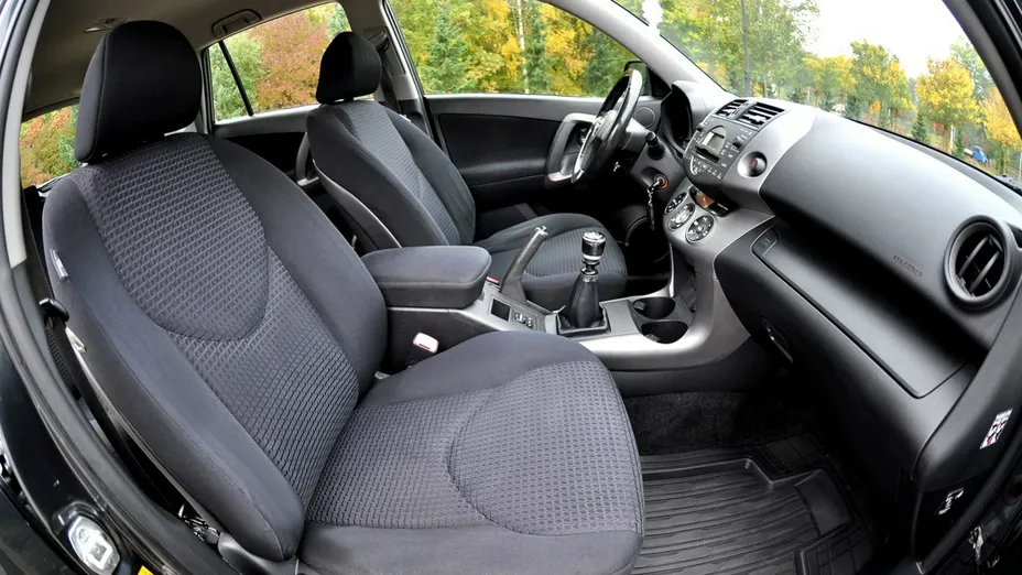 TOYOTA RAV4 -