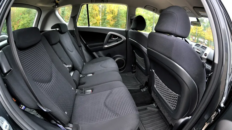 TOYOTA RAV4 -