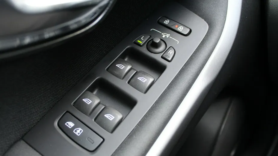VOLVO V40 -