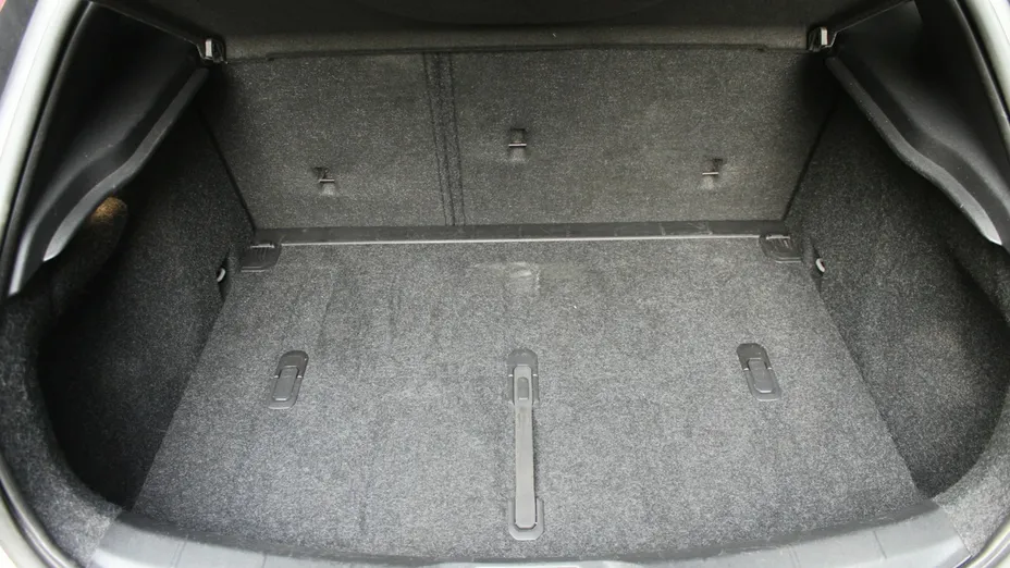 VOLVO V40 -