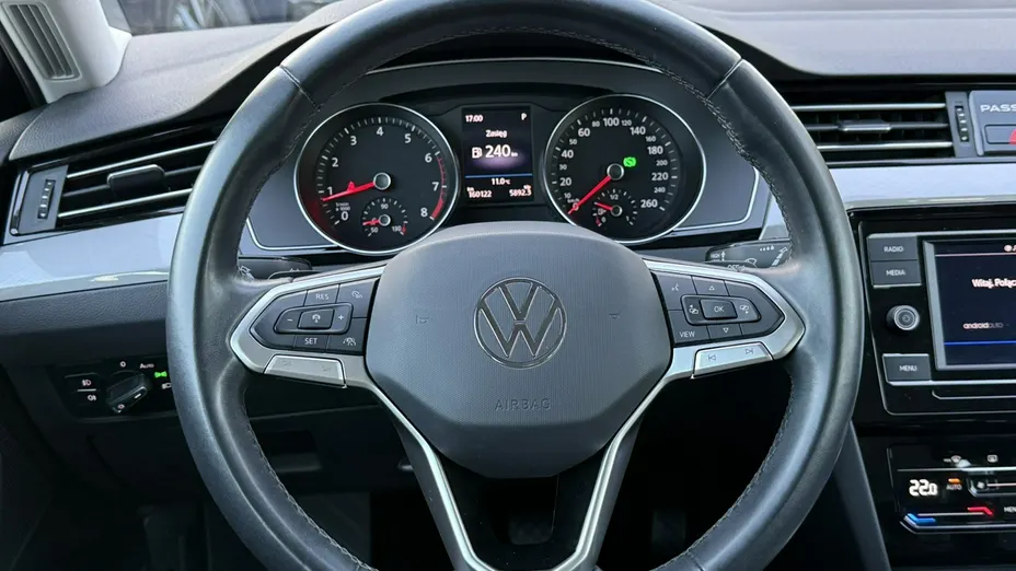 VOLKSWAGEN Passat -
