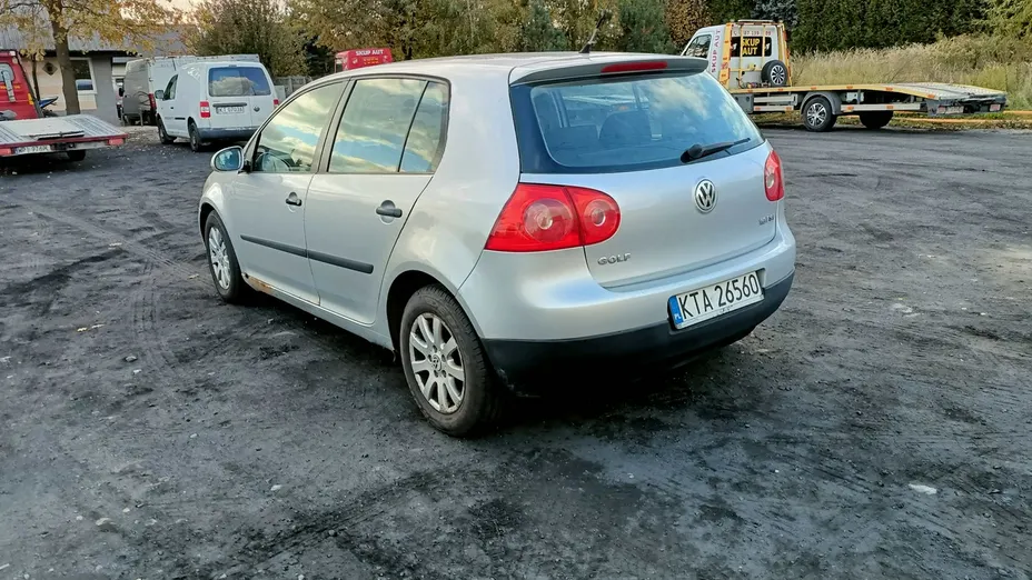 VOLKSWAGEN Golf -