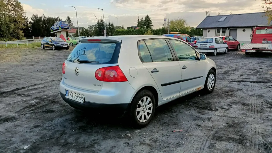 VOLKSWAGEN Golf -