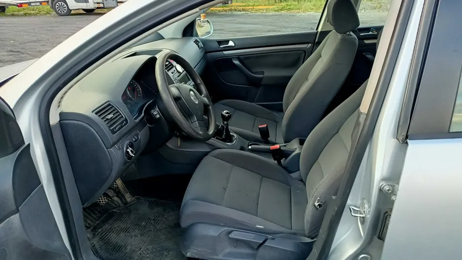 VOLKSWAGEN Golf -