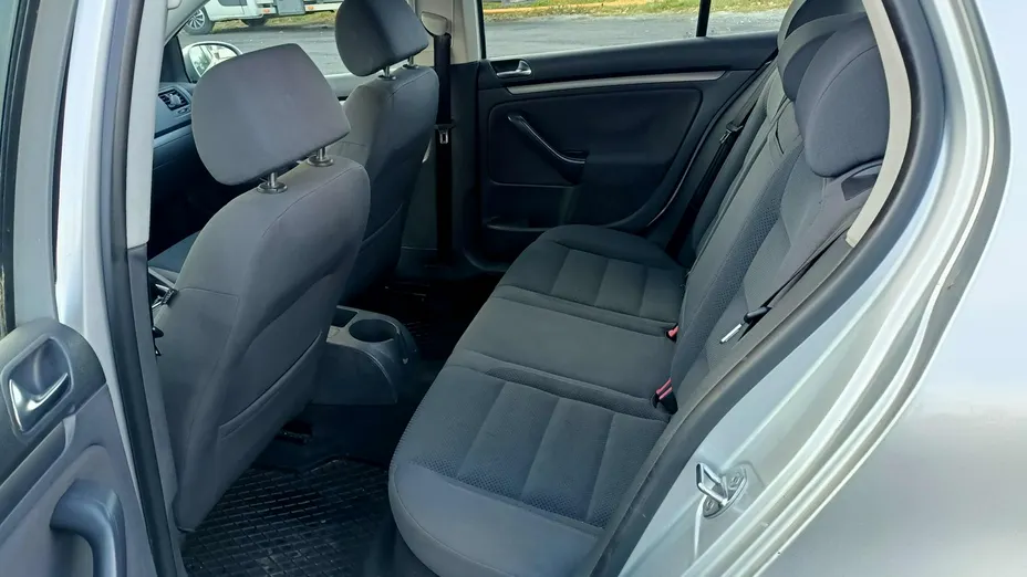 VOLKSWAGEN Golf -