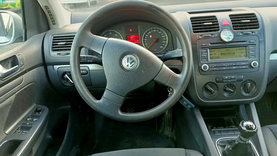 VOLKSWAGEN Golf -
