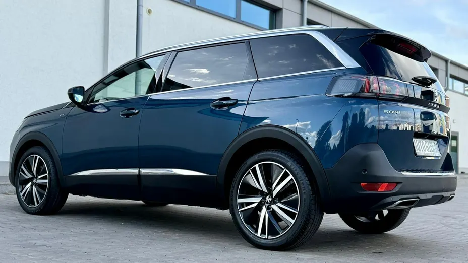 PEUGEOT 5008 -
