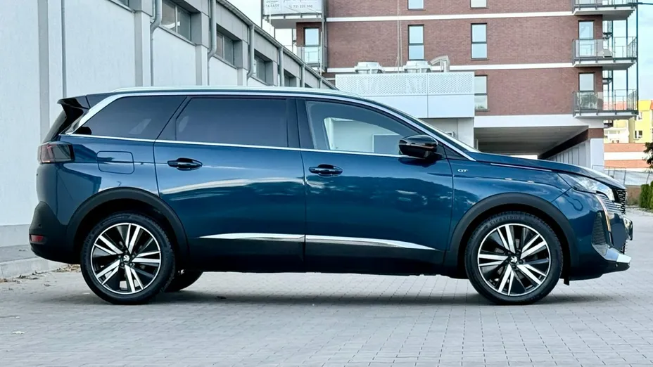 PEUGEOT 5008 -