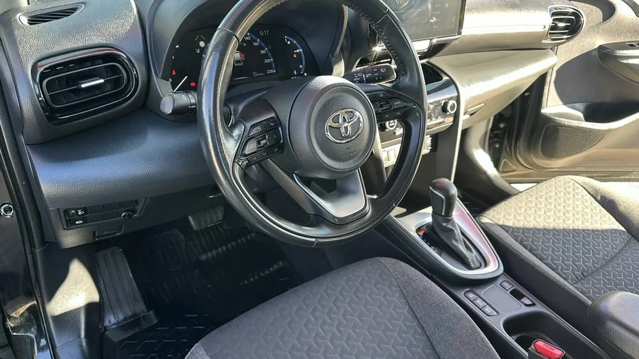 TOYOTA Yaris Cross -