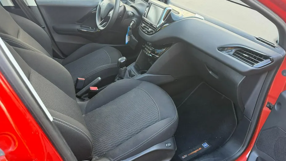 PEUGEOT 208 -