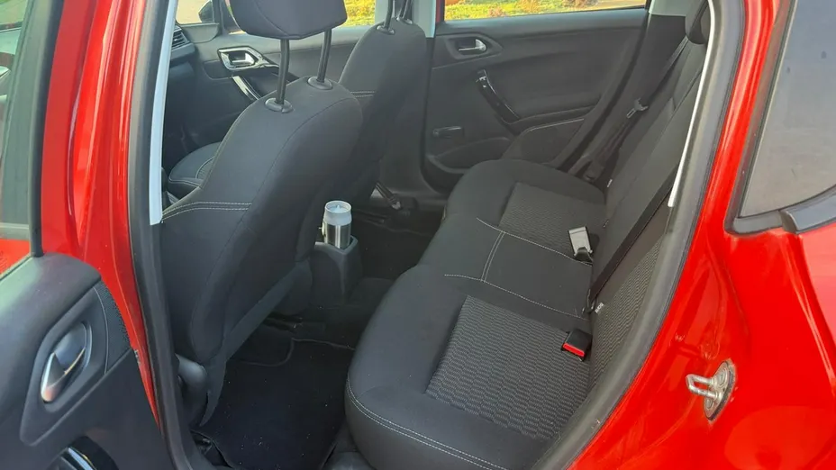 PEUGEOT 208 -