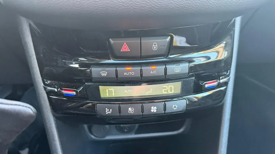 PEUGEOT 208 -