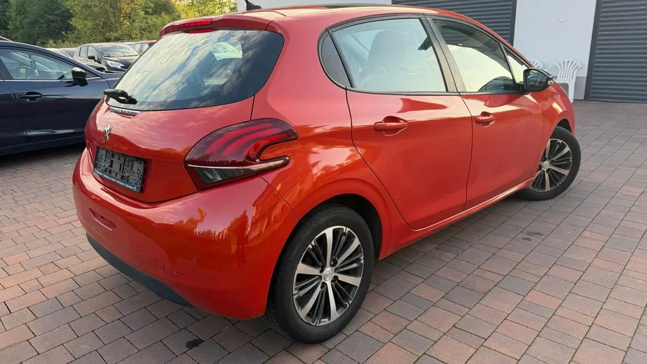 PEUGEOT 208 -