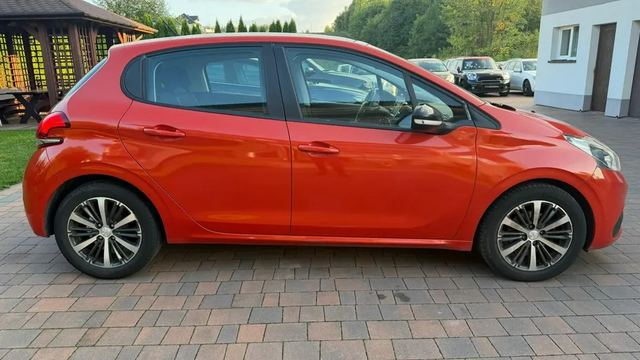 PEUGEOT 208 -